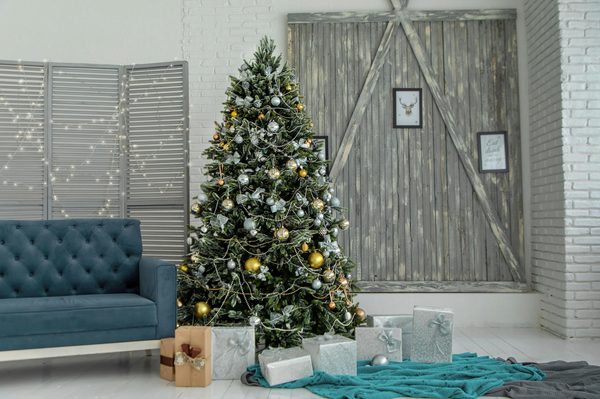 Décorer avec des sapins de noël naturels pour un style authentique