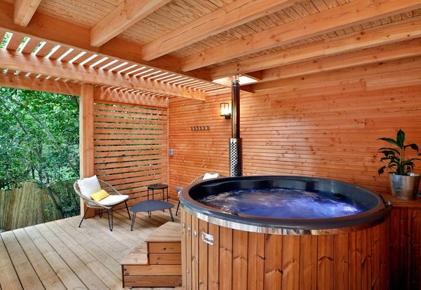 Choisir le meilleur abri jacuzzi pour votre confort extérieur